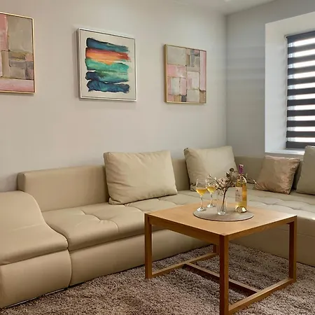 Family-friendly 2-bedroom Free Parking Apartment *